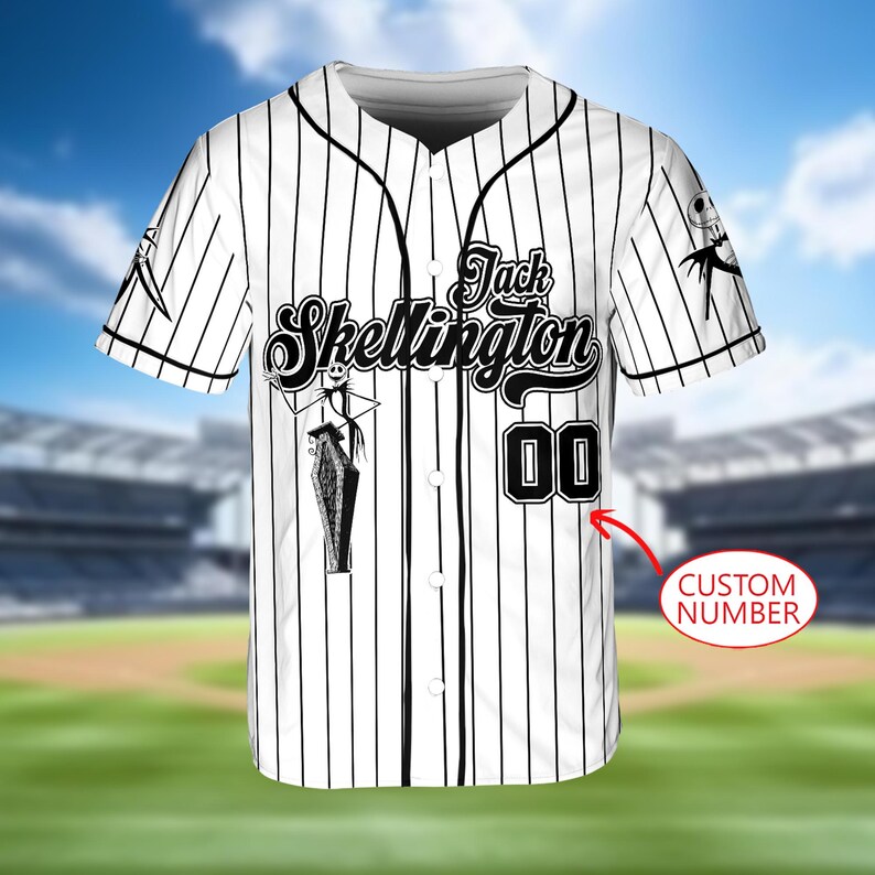 Puede incluir: Una taza de cer&aacute;mica blanca con un asa negra y el texto "But First, Coffee" en negro, con una fuente de estilo manuscrito. La taza est&aacute; sobre una superficie blanca.