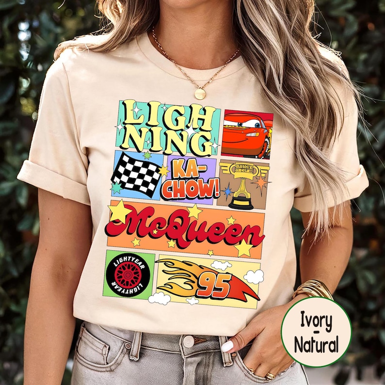 Puede incluir: Camiseta color crema con un dise&ntilde;o gr&aacute;fico colorido con las palabras "Lightning McQueen" y otro texto. El dise&ntilde;o incluye im&aacute;genes de un coche de carreras, una bandera a cuadros y un trofeo. La camiseta tiene mangas cortas.