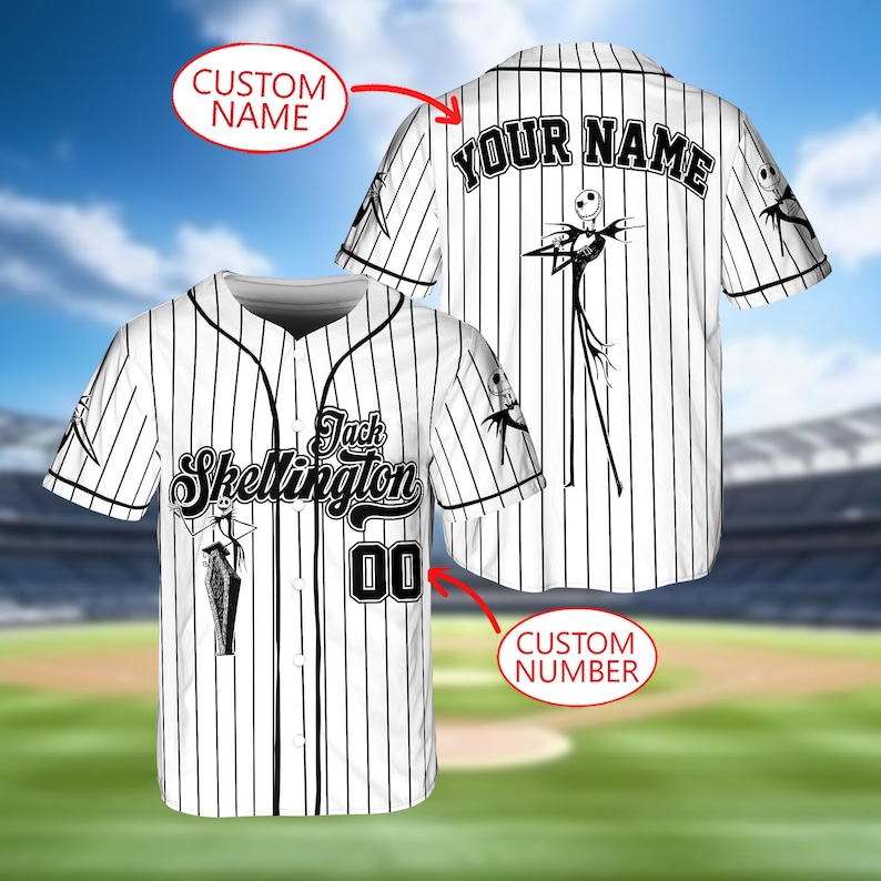 Puede incluir: Camiseta de b&eacute;isbol a rayas blancas y negras con el texto "Jack Skellington" y el n&uacute;mero "00". La parte trasera de la camiseta tiene el texto "YOUR NAME" y un gr&aacute;fico de Jack Skellington. La camiseta tiene ribetes negros y mangas cortas.
