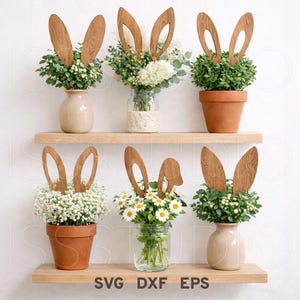 Può includere: Decorazioni a forma di orecchie di coniglio in legno in vari vasi e vasi, disposte su mensole di legno. Le composizioni includono verde e fiori, con una tavolozza di colori neutri. L'immagine ha un'estetica pulita e minimalista, perfetta per l'arredamento pasquale.