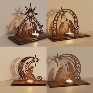 Könnte beinhalten: Ein Set aus vier dunkelbraunen hölzernen Krippen-Kerzenhaltern. Jedes Stück zeigt filigrane, lasergeschnittene Silhouetten von Figuren, Sternen und Bögen, die auf einem rechteckigen Sockel mit einem brennenden Teelicht im Vordergrund stehen.