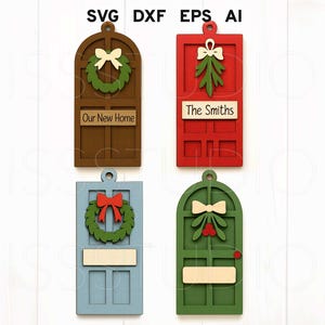 Puede incluir: Cuatro adornos de madera con forma de puerta en marrón, rojo, azul y verde. Cada uno tiene una corona o muérdago, un lazo y una placa de identificación en blanco o personalizada. La parte superior de cada adorno tiene un agujero para colgar. El texto "Our New Home" y "The Smiths" es visible.