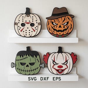 Op de afbeelding: Vier decoratieve houten pompoenuitsparingen met horror-thema: een witte pompoen met hockeymasker, een oranje pompoen met bruine fedora, een groene Frankenstein-stijl pompoen en een witte clown-pompoen. De tekst luidt SVG DXF EPS.