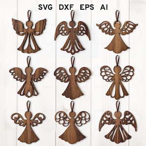 Könnte beinhalten: Zwölf hölzerne Engelsfiguren mit filigranen Ausschnitten. Die Engel sind alle nach vorne gerichtet, mit ausgebreiteten Flügeln. Sie sind alle gleich groß und in der gleichen Form, aber jedes hat ein leicht unterschiedliches Design. Die Figuren sind hellbraun und haben einen rustikalen Look.