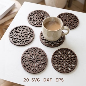 Może przedstawiać: Biały ceramiczny kubek z czarnym uchwytem i napisem "But First, Coffee" pogrubioną, czarną czcionką. Kubek jest umieszczony na neutralnym tle, podkreślając jego prosty design.