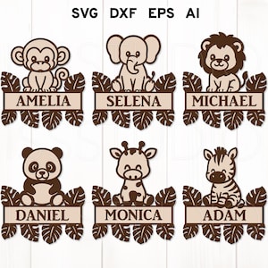 Puede incluir: Seis etiquetas de nombre con temática de animales de la selva con los nombres Amelia, Selena, Michael, Daniel, Monica y Adam. Cada etiqueta de nombre presenta un animal diferente, incluyendo un mono, un elefante, un león, un panda, una jirafa y una cebra.