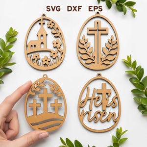 Può includere: Quattro ornamenti a forma di uovo di Pasqua in legno con temi religiosi. Uno presenta una chiesa, un altro una croce con foglie, un terzo ha tre croci e l'ultimo dice "He is risen". Ognuno ha un foro per appenderlo. Le parole "SVG DXF EPS" sono in alto.