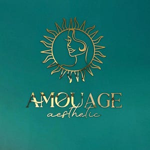 Może przedstawiać: Złote logo na turkusowym tle. Logo przedstawia słońce z profilem kobiety pośrodku. Poniżej znajduje się napis "AMOUAGE" i słowo "aesthetic" w ozdobnej czcionce.