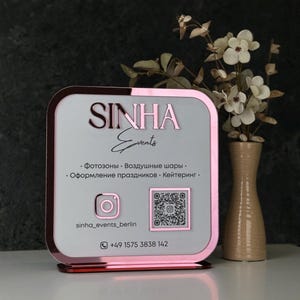 Individuell gestaltbares Acryl-Schild mit QR-Code, personalisierter Tischaufsteller mit Firmenlogo für Salon, Empfang und Kasse