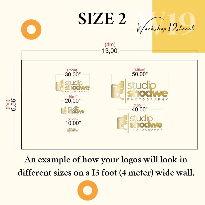 Może przedstawiać: Grafika pokazująca przykłady rozmiar&oacute;w logo. Tekst brzmi "SIZE 2" i "Workshop 19 street". Loga są wyświetlane w r&oacute;żnych rozmiarach, z wymiarami w cm i metrach, w tym ściana o szerokości 4 metr&oacute;w.