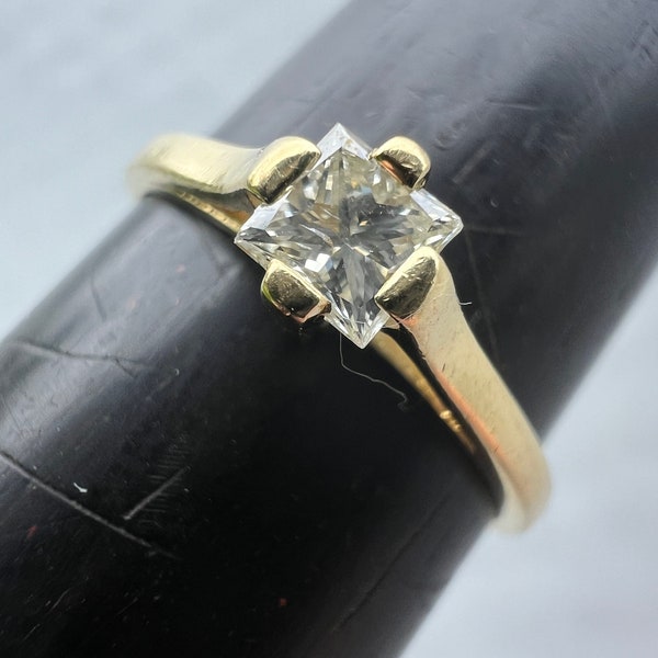 Princess cut 0.25ct diamond solitaire ring mounted in an 18ct gold ring