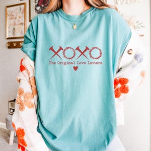 Comfort Colors ® XOXO The Original Love Letters Camiseta | Camiseta religiosa Love | Camiseta God Love Valentines | Camiseta cristã Easter