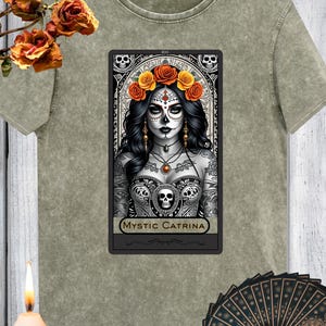 Camiseta de tarô Mystic Catrina - Camiseta estilo jeans streetwear, camiseta de bruxa de Halloween, design grande de carta de tarô, camiseta gráfica boho espiritual"