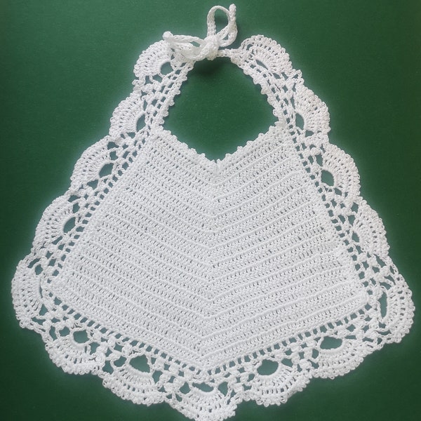 Bavoir au crochet pur coton blanc très élégant et pratique. Pour les occasions spéciales et pour tous les jours. cadeau parfait. 22x24 cm environ.