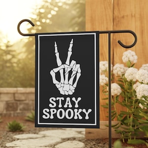 Bandera de jardín con esqueleto espeluznante, bandera de jardín de otoño, bandera de jardín de Halloween, pancarta divertida con el símbolo de la paz de esqueleto para el hogar, bandera de césped de Halloween, bandera de patio