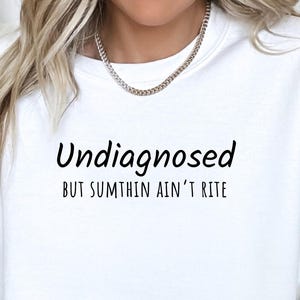 Sudadera con mensaje &quot;No diagnosticado pero algo no está bien&quot;, sudadera con cita divertida, sudadera sarcástica, suéter de salud mental, sudadera de moda