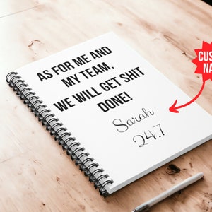 Puede incluir: Una libreta blanca de espiral con el texto "AS FOR ME AND MY TEAM, WE WILL GET SHIT DONE!" y el nombre "Sarah 24.7" escrito en ella. Una estrella roja con el texto "CUSTOM NAME" está en la esquina superior derecha de la imagen.