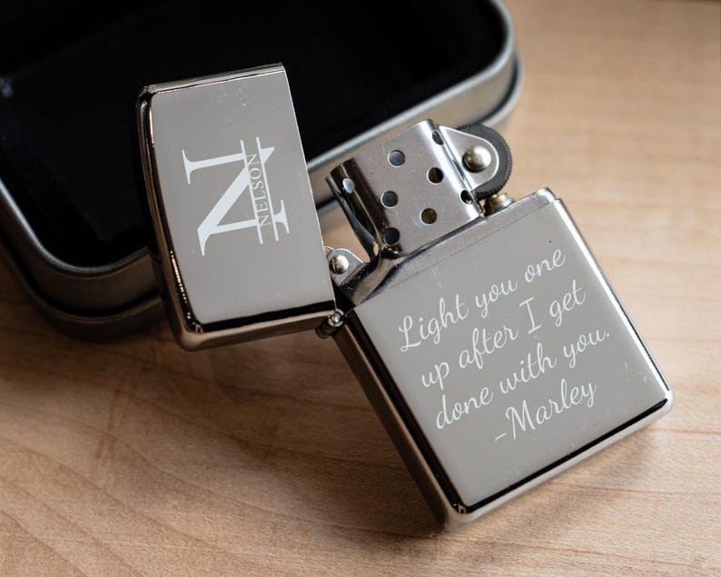 Pu&ograve; includere: Un accendino argentato con un'iscrizione personalizzata che recita "Light you one up after I get done with you. -Marley". L'accendino ha anche un monogramma con l'iniziale "N" e il nome "NELSON" inciso sul lato.