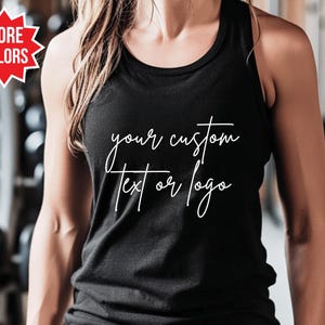 Puede incluir: Camiseta de tirantes negra con el texto "your custom text or logo" escrito en blanco en cursiva.