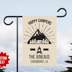 Bandera de camping personalizada, letrero con el nombre del campamento, bandera de jardín personalizada, regalo de campista / letrero de campamento personalizado, regalo de campamento para vehículos recreativos, letrero de campistas felices
