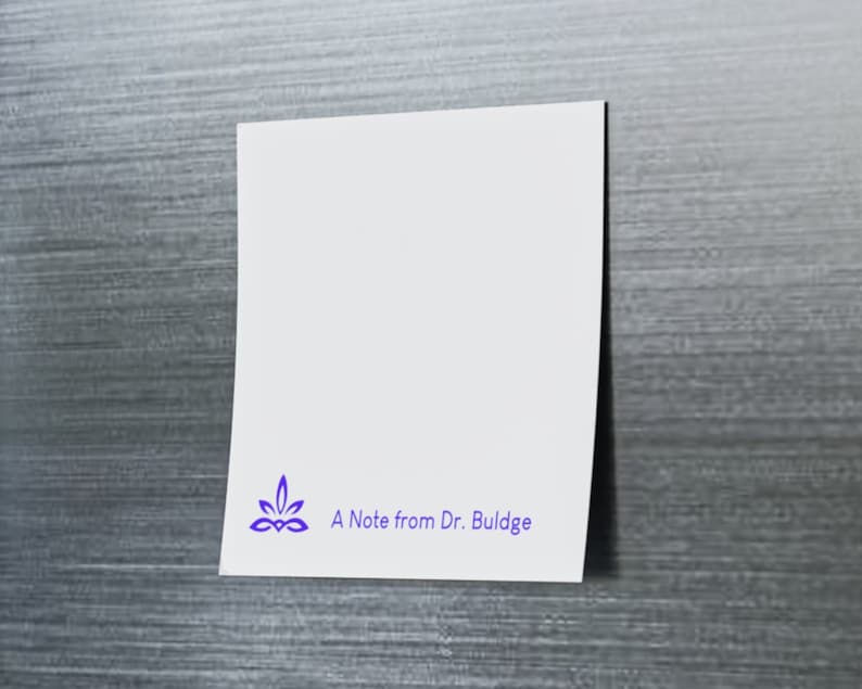 以下が含まれることがあります： 紫色のスタイリッシュな葉のデザインと「A Note from Dr. Buldge」というテキストが書かれた白いメモ用紙です。