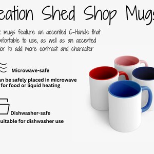 K&ouml;nnte beinhalten: Vier wei&szlig;e Keramikbecher mit farbigen Innenr&auml;umen und Griffen. Die Becher haben rote, rosa, blaue und marineblaue Innenr&auml;ume und passende Griffe. Der Text "Creation Shed Shop Mugs" steht oben im Bild.