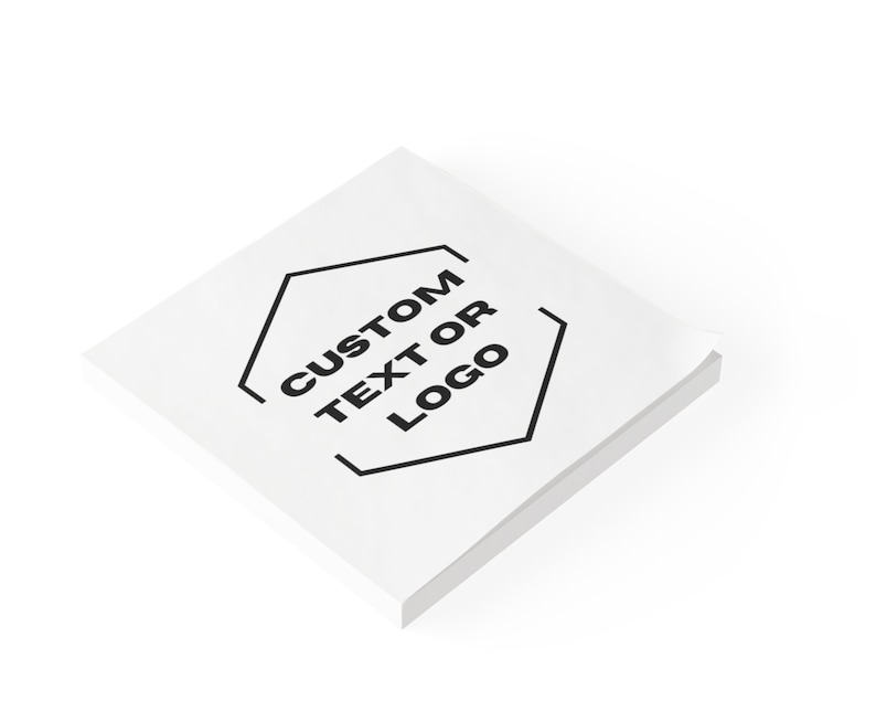 以下が含まれることがあります： 黒い六角形の中に「CUSTOM TEXT OR LOGO」というテキストが書かれた、白い正方形の付箋紙パッドです。