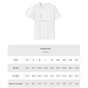 K&ouml;nnte beinhalten: Ein wei&szlig;es T-Shirt mit Ma&szlig;en in Zoll. Die Gr&ouml;&szlig;entabelle zeigt eine Breite von 40,6 bis 81,3 cm, eine L&auml;nge von 68,6 bis 88,9 cm und eine &Auml;rmell&auml;nge von 20,3 bis 25,4 cm. Das T-Shirt wird mit Ma&szlig;en f&uuml;r Breite, L&auml;nge und &Auml;rmell&auml;nge angezeigt.