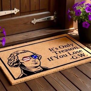 Peut inclure: Un paillasson rectangulaire avec une bordure noire et le texte "It's Only Treason If You Lose -G.W." pr&eacute;sente une illustration en noir et blanc de George Washington portant des lunettes de soleil patriotiques. Le tapis est beige.