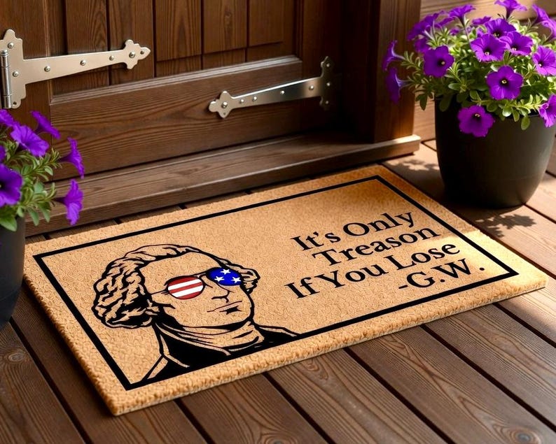 Peut inclure: Un paillasson rectangulaire avec une bordure noire et le texte "It's Only Treason If You Lose -G.W." pr&eacute;sente une illustration en noir et blanc de George Washington portant des lunettes de soleil patriotiques. Le tapis est beige.