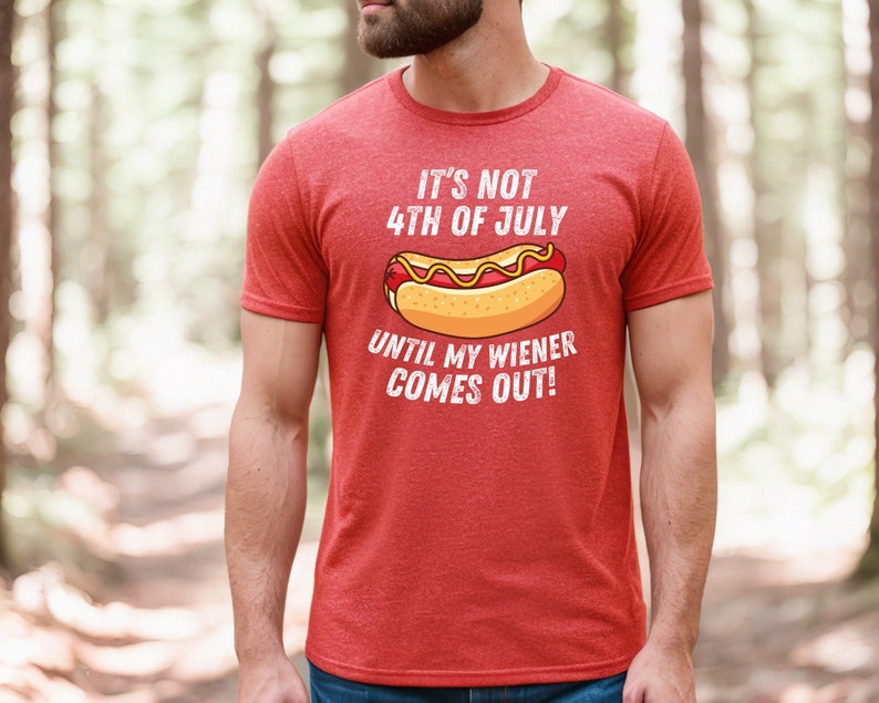 Pode incluir: Camiseta vermelha com um gr&aacute;fico branco de um cachorro-quente e o texto "N&atilde;o &eacute; 4 de julho at&eacute; que meu salsicha saia!"