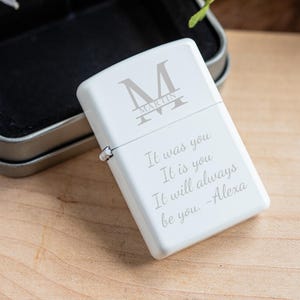 Pu&ograve; includere: Accendino bianco con un'iscrizione personalizzata. L'iscrizione recita "M MARTIN It was you It is you It will always be you. -Alexa".