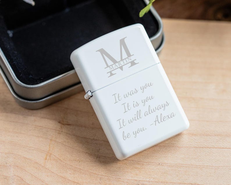 Pu&ograve; includere: Accendino bianco con un'iscrizione personalizzata. L'iscrizione recita "M MARTIN It was you It is you It will always be you. -Alexa".