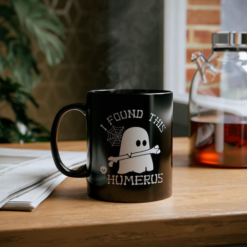 Ik vond deze opperarmbeen geest koffiemok, Halloween-mok, Halloweencadeau en -decor, grappige Halloween-mok, Halloween-koffiekop, spookzwarte mok afbeelding 4