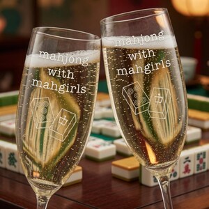 Laser graviertes Mahjong Sektglas, Mahjong Geschenk, Mahjong Gastgeberin Geschenk, Benutzerdefiniertes Mahjong Glas, Einzigartiges Mahjong Geschenk Bild 2