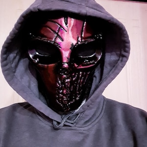 K&ouml;nnte beinhalten: Eine wei&szlig;e Keramik-Tasse mit schwarzem Henkel und dem Text "But First, Coffee" in handschriftlichem Stil. Die Tasse steht auf einer wei&szlig;en Oberfl&auml;che. Die Tasse ist etwa 10 cm hoch.