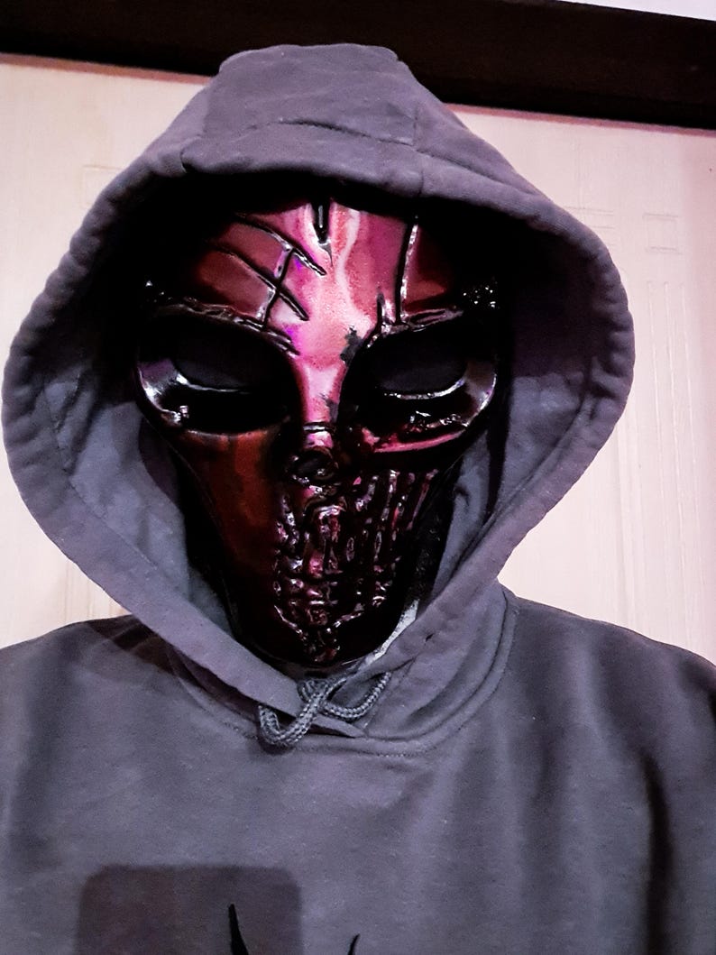 K&ouml;nnte beinhalten: Eine wei&szlig;e Keramik-Tasse mit schwarzem Henkel und dem Text "But First, Coffee" in handschriftlichem Stil. Die Tasse steht auf einer wei&szlig;en Oberfl&auml;che. Die Tasse ist etwa 10 cm hoch.