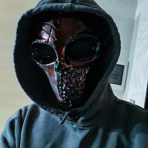 K&ouml;nnte beinhalten: Eine wei&szlig;e Keramik-Tasse mit schwarzem Henkel und dem Text "But First, Coffee" in fetter, schwarzer Schrift. Die Tasse ist mit einer dunklen Fl&uuml;ssigkeit gef&uuml;llt, wahrscheinlich Kaffee, und steht auf einer hellen Oberfl&auml;che.