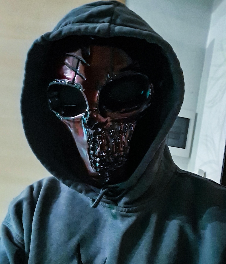 K&ouml;nnte beinhalten: Eine wei&szlig;e Keramik-Tasse mit schwarzem Henkel und dem Text "But First, Coffee" in fetter, schwarzer Schrift. Die Tasse ist mit einer dunklen Fl&uuml;ssigkeit gef&uuml;llt, wahrscheinlich Kaffee, und steht auf einer hellen Oberfl&auml;che.