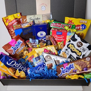 Caja de regalo misteriosa de dulces y aperitivos polacos de Polonia: auténticas barras de caramelo, chocolates, galletas, gelatinas y dulces cuidadosamente seleccionados.