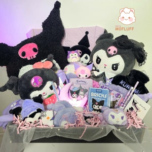 Kuromi süße Kawaii Mystery Box, Handverlesene Geschenkbox Schreibwaren, Schulzubehör, Wearables, Schmuck, Tasche Handtasche, Plushies, LED Lampe
