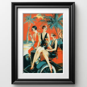 Könnte beinhalten: Ein gerahmter Kunstdruck mit drei Personen in Kleidung der 1920er Jahre, die auf einem orangefarbenen Oldtimer sitzen. Die Szene zeigt Palmen, einen Strandhintergrund und einen orangefarbenen Himmel. Jede Person hält ein Cocktailglas.