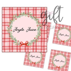 Op de afbeelding: Vierkante onderzetters met een rood-wit geruit patroon. Elke onderzetter heeft een cirkelvormig ontwerp met de tekst "Jingle Juice" omgeven door een groene krans met rode bessen en een rode strik. Het woord "Gift" is cursief geschreven.