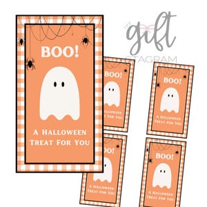 Puede incluir: Cinco etiquetas de bolsas de golosinas de Halloween imprimibles con un fantasma con el texto "BOO!" y "A Halloween Treat For You". Las etiquetas tienen un fondo a cuadros naranja y blanco con telarañas y arañas negras.