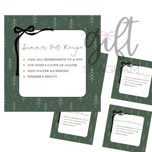 Puede incluir: Un conjunto de cuatro tarjetas cuadradas con una receta de olla a fuego lento. Las tarjetas tienen un fondo verde oscuro con ilustraciones de árboles blancos. Cada tarjeta tiene un rectángulo blanco con el texto de la receta y un lazo negro.