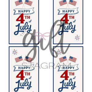 Puede incluir: Cuatro etiquetas de regalo imprimibles con una bandera estadounidense roja, blanca y azul con fuegos artificiales y el texto "Happy 4th of July".
