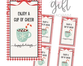 Könnte beinhalten: Fünf druckbare Geschenkanhänger mit rotem und weißem Karomuster. Jeder Anhänger zeigt eine Comic-Illustration einer Tasse heißer Schokolade mit Marshmallows und einem Zuckerstangen. Der Text auf den Anhängern lautet "Genießen Sie eine Tasse voller Freude!" und "Frohe Feiertage".