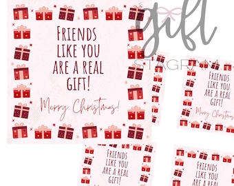 Könnte beinhalten: Vier rot-weiße Geschenkverpackungen mit dem Text "Friends like you are a real gift! Merry Christmas!" auf jeder Verpackung.