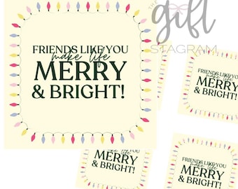 Könnte beinhalten: Ein druckbarer Geschenkanhänger mit gelbem Hintergrund und einer Lichterkette aus bunten Lichtern am Rand. Der Text lautet "FRIENDS LIKE YOU make life MERRY & BRIGHT!"