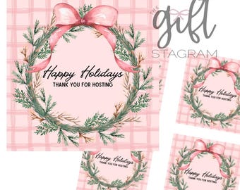 Könnte beinhalten: Rosa-weiß karierter Hintergrund mit einem Kranzdesign. Der Kranz besteht aus grünen Blättern und einer rosa Schleife. Der Text "Happy Holidays THANK YOU FOR HOSTING" ist in schwarzer Schrift geschrieben.